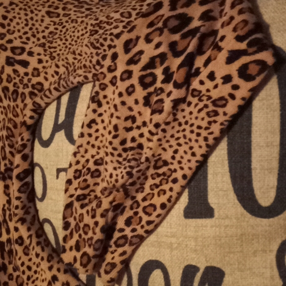 Woman's cheetah light sweater - Picture 3 of 5